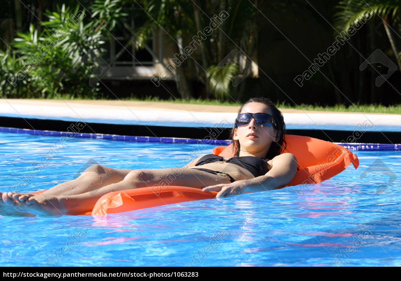 Frau Im Freibad Auf Luftmatratze Lizenzfreies Bild 1063283 Bildagentur Panthermedia 