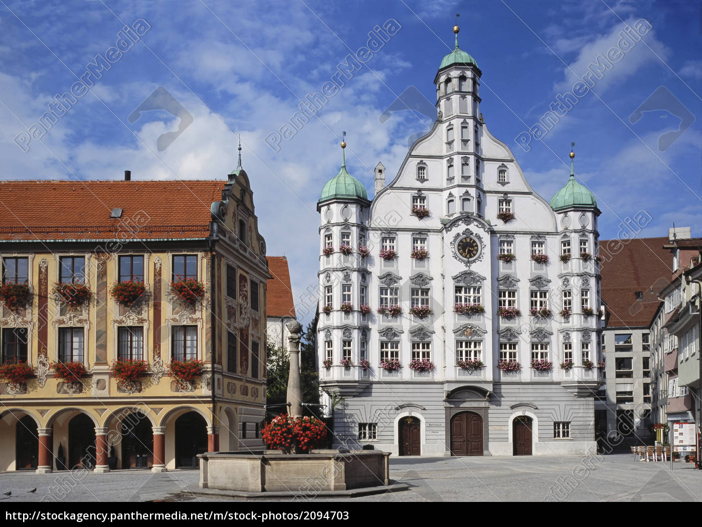 Rathaus und Brunnen in Memmingen Lizenzfreies Bild