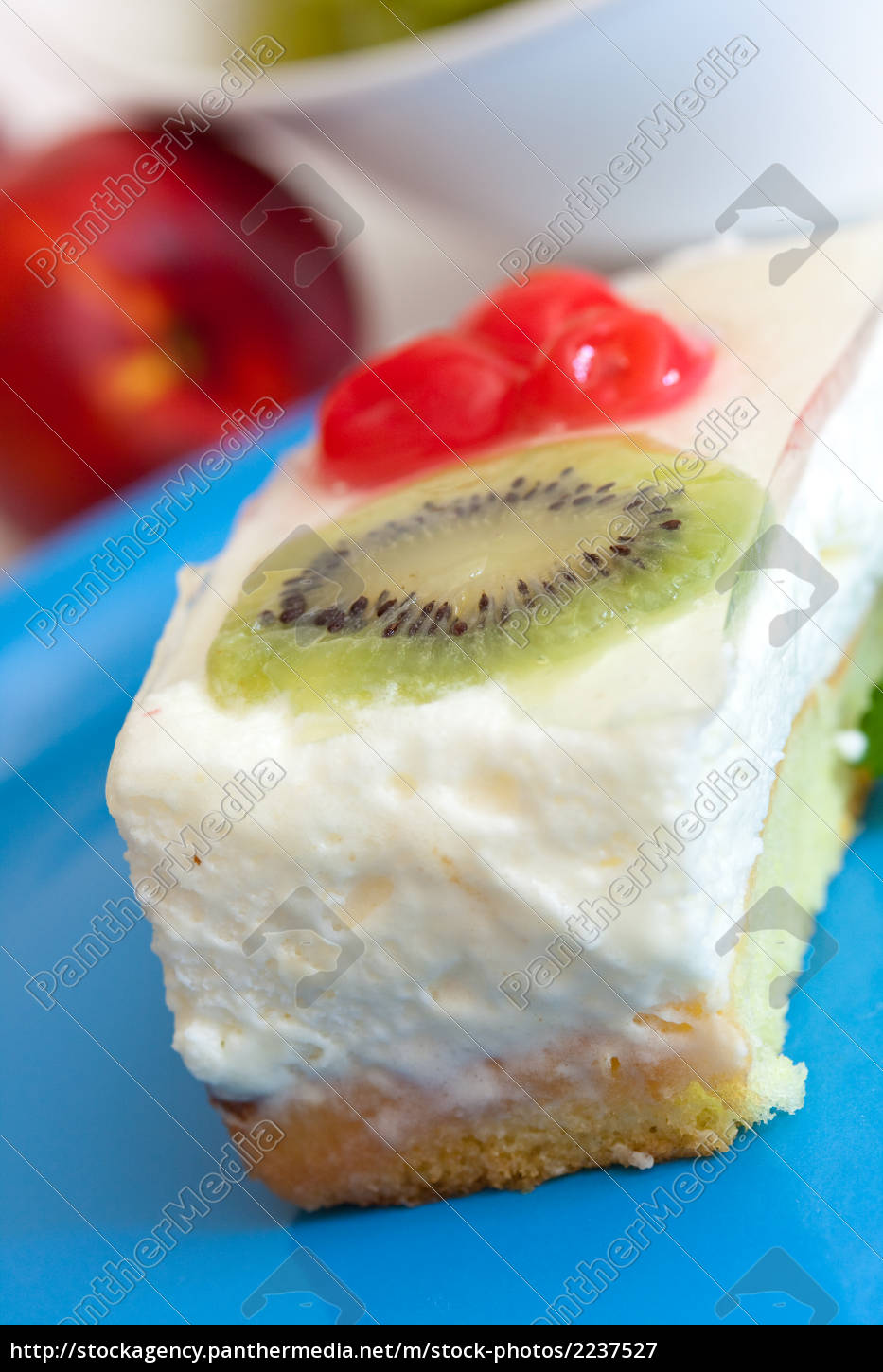 Sahnekuchen mit Kirsch und Kiwi - Lizenzfreies Bild - #2237527 ...