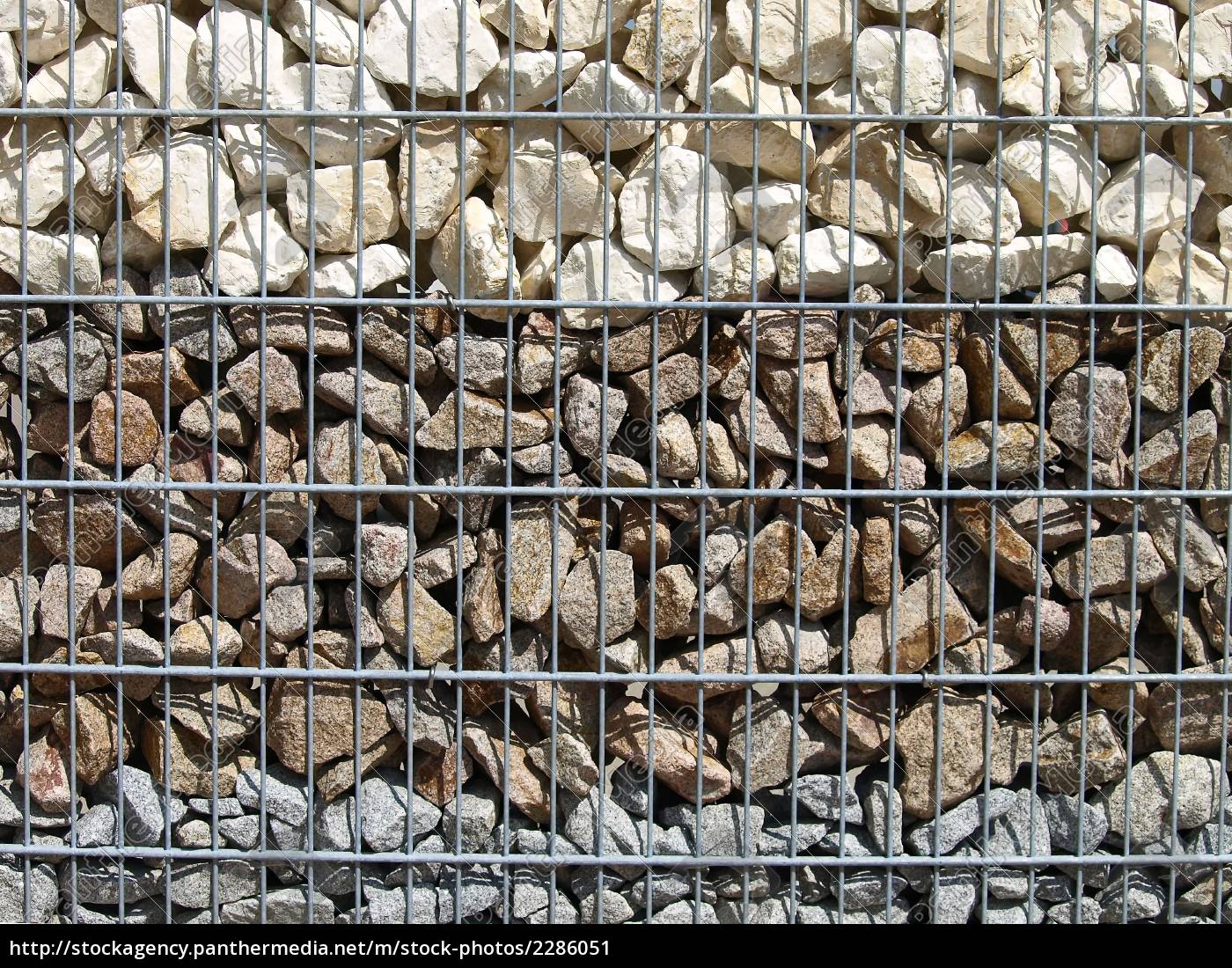 Steinmauer Mit Gitter Stockfoto 2286051 Bildagentur