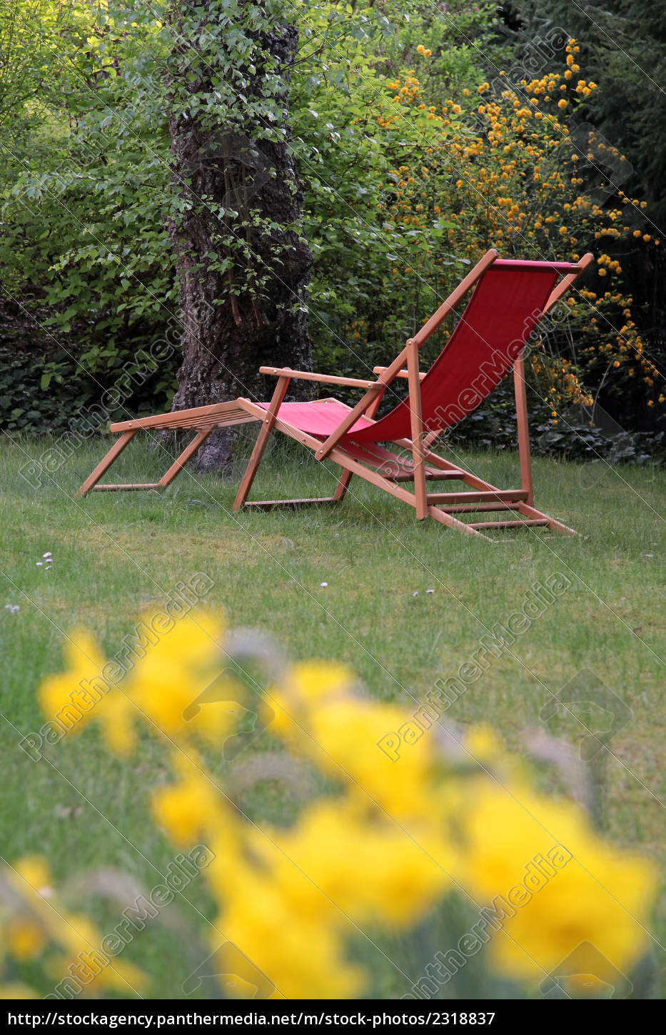 Roter Liegestuhl Im Garten Lizenzfreies Bild 2318837