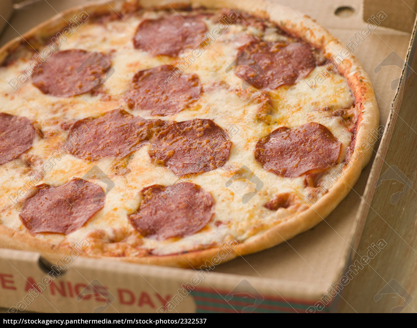 pepperoni-pizza-in-a-take-away-box-stockfoto-2322537-bildagentur