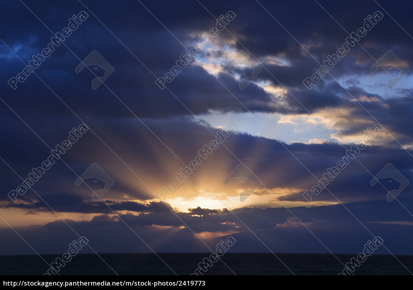 Sonnenstrahlen Durch Wolken Stockfoto 2419773 Bildagentur Panthermedia