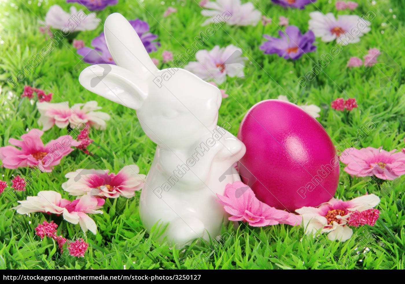 Ostereier auf Blumenwiese - easter eggs on flower - Lizenzfreies Bild ...