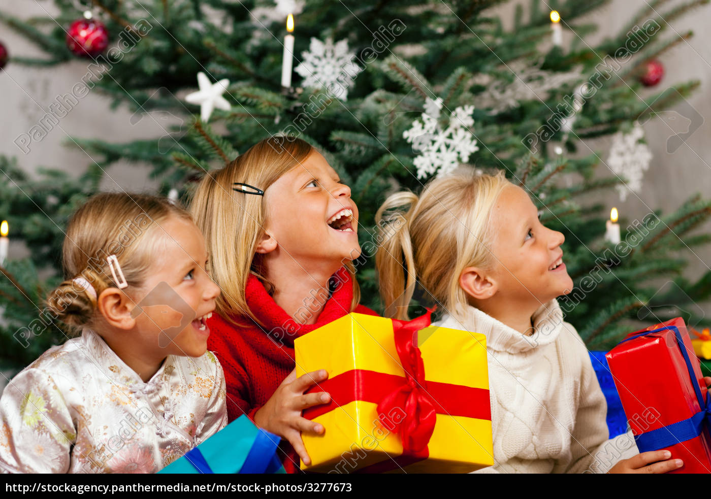 Weihnachten Kinder Mit Geschenken Lizenzfreies Bild Bildagentur Panthermedia