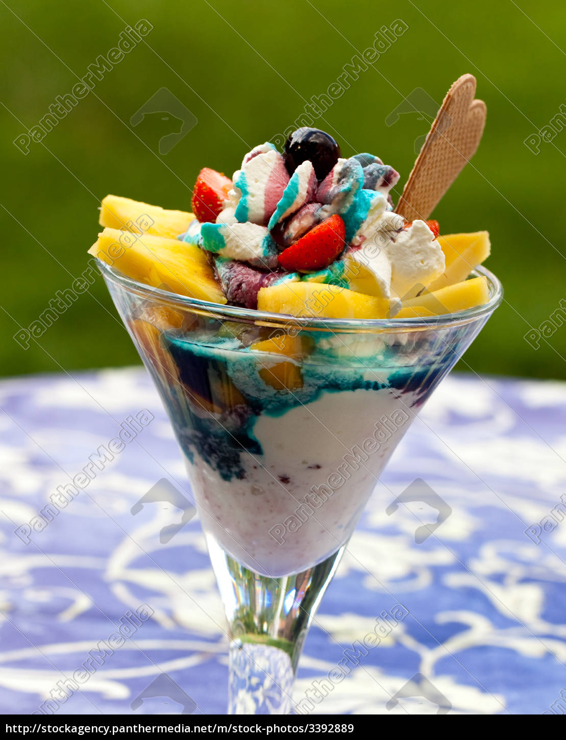 Eisbecher Mit Blue Curacao Frucht Stockfoto Bildagentur Panthermedia