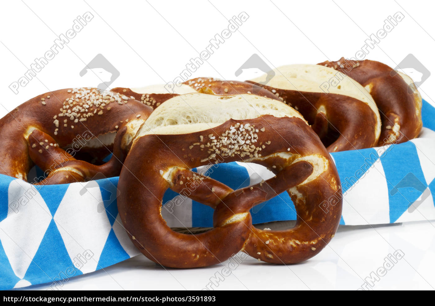 brezel vor brezeln in bayrischem brotkorb - Lizenzfreies Bild ...