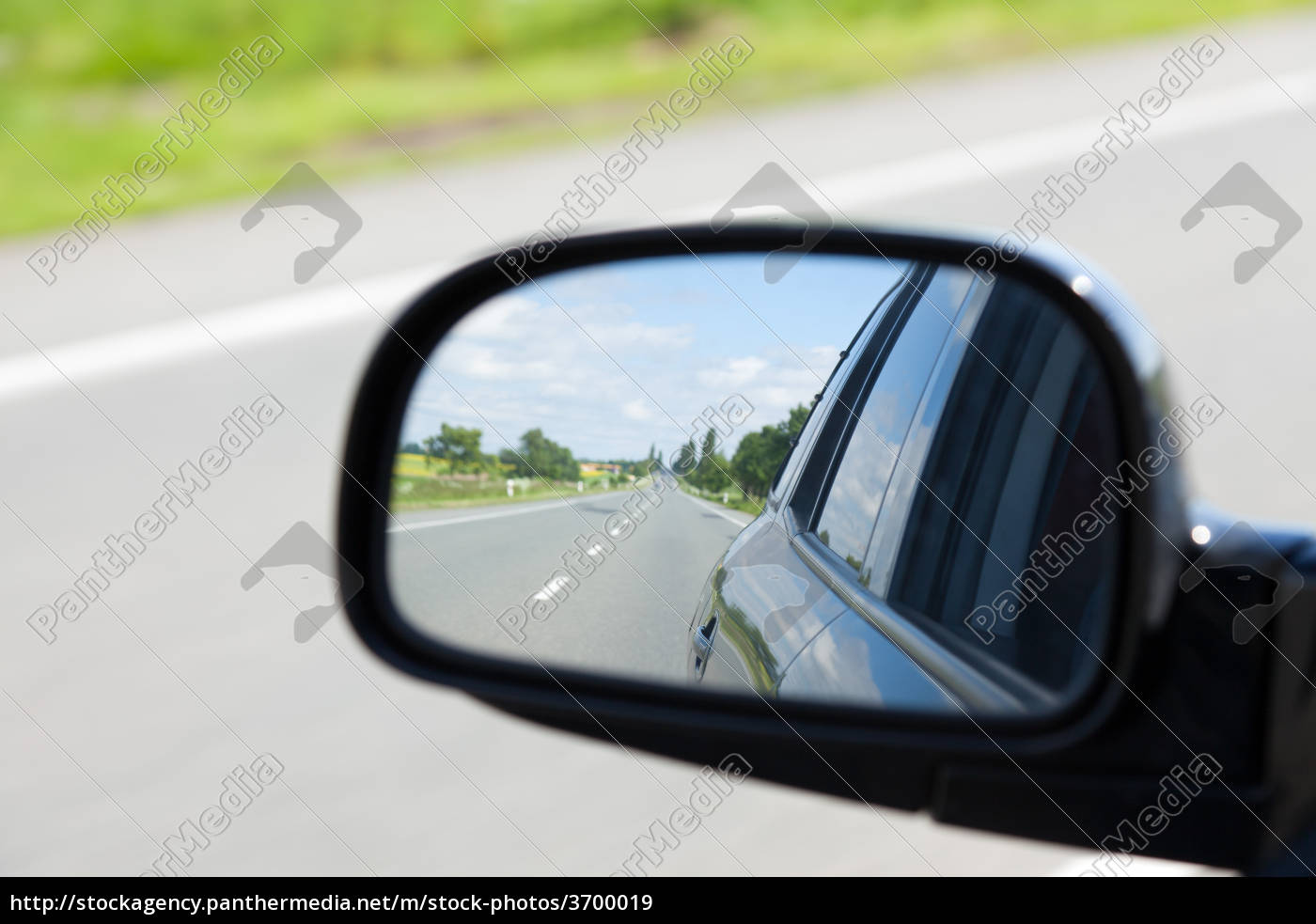 Rückspiegel Mit Einem Mann Schlug Durch Ein Auto Stockbild - Bild von  antreiben, unverantwortlich: 98122531