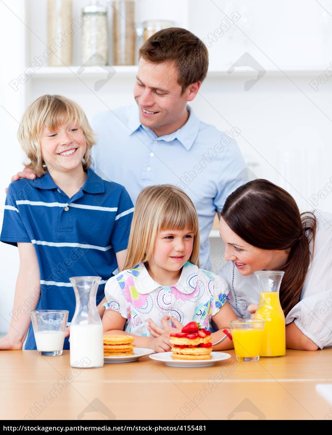 lustige familie die frühstück in der küche isst Lizenzfreies Bild