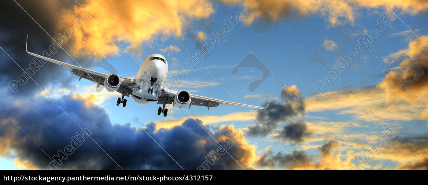 Panorama Von Flugzeug Im Sonnenuntergang Himmel Lizenzfreies Bild Bildagentur Panthermedia