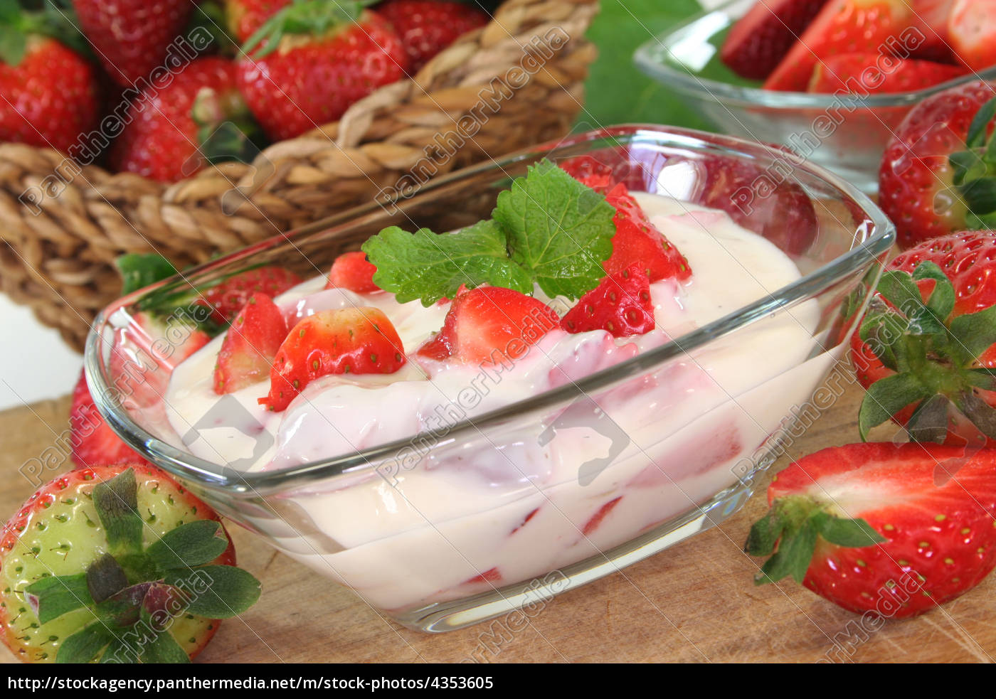 Erdbeerjoghurt - Lizenzfreies Bild - #4353605 | Bildagentur PantherMedia