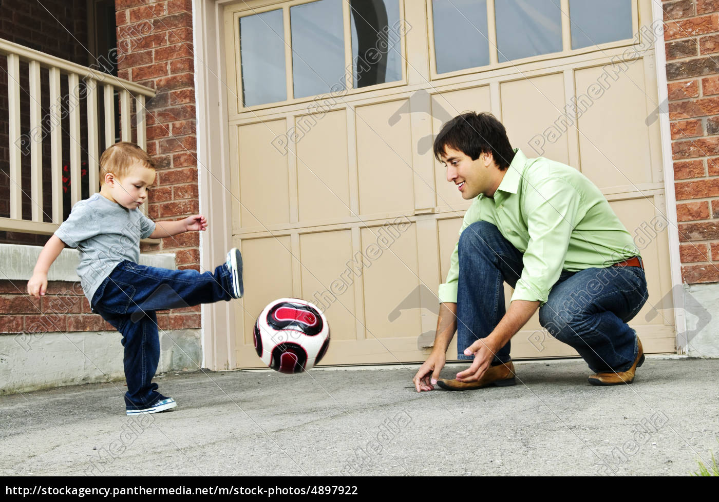 Vater Und Sohn Spielen Fussball Stock Photo 4897922 Bildagentur Panthermedia