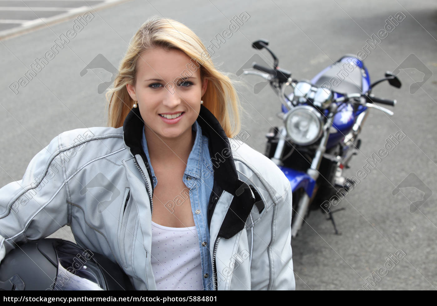 Frau mit motorrad