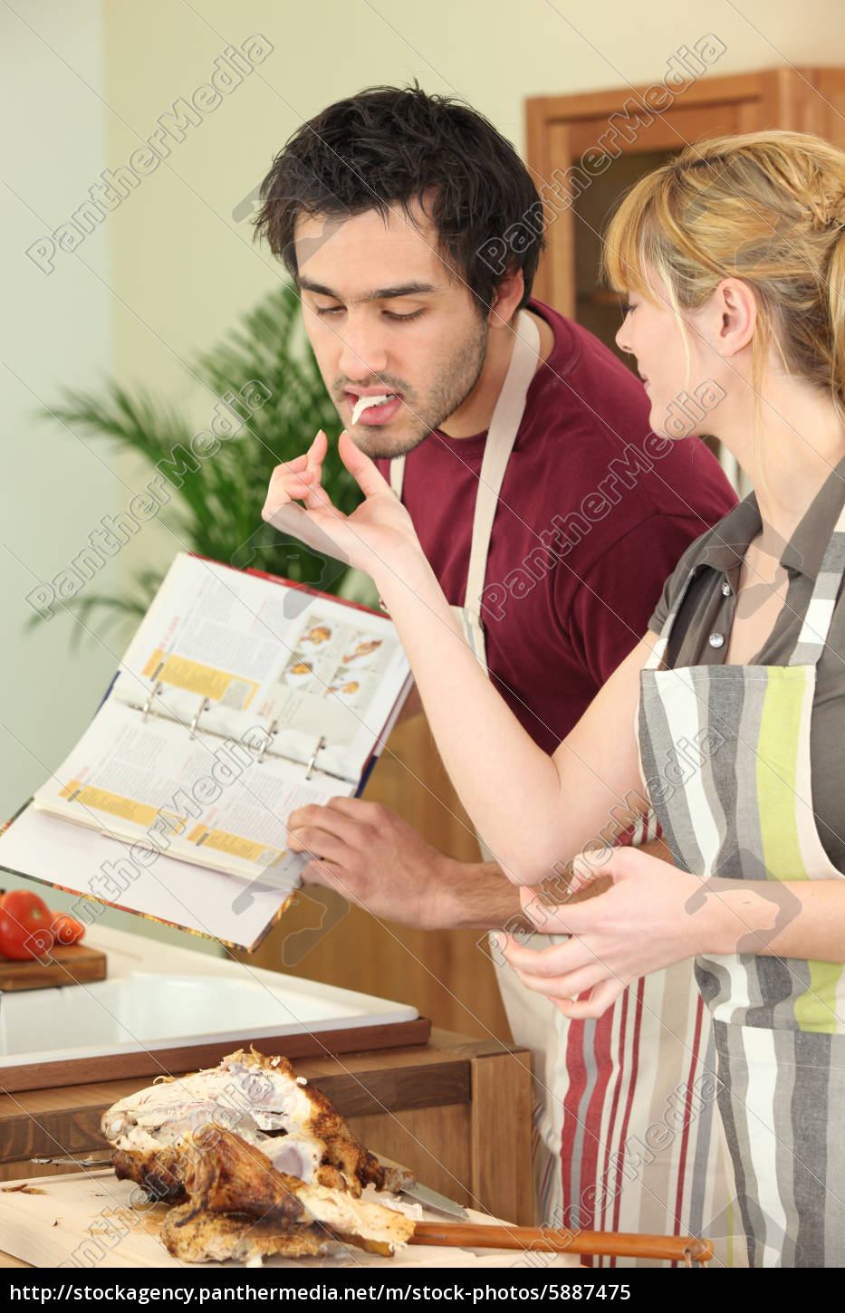 Junge Paare Die Zusammen Kochen Lizenzfreies Bild Bildagentur Panthermedia