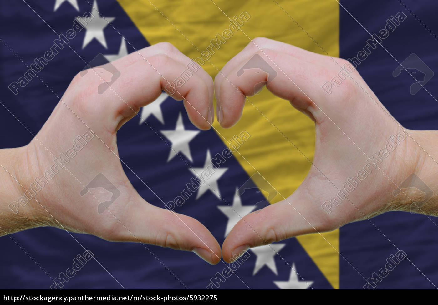 herz und liebe geste zeigte von händen über flagge Stockfoto