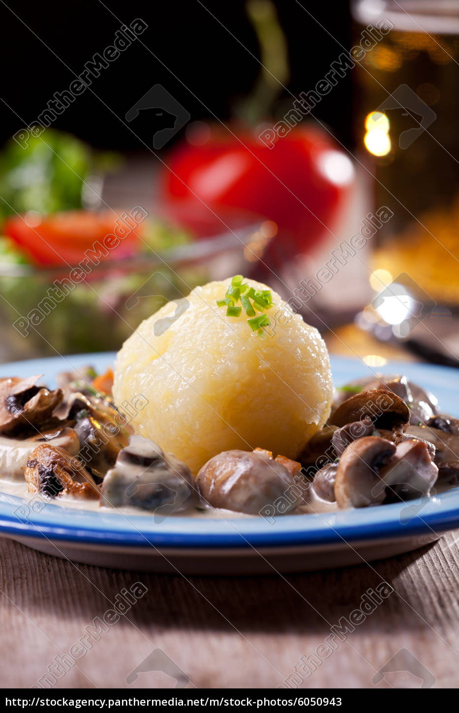 bayerische Pilzsauce mit Kartoffelknödel - Stockfoto #6050943 ...