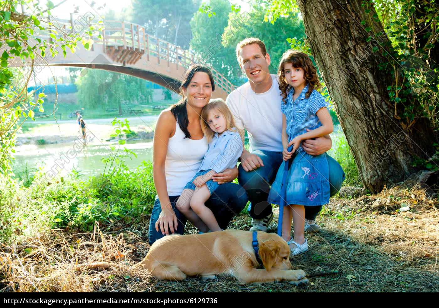 Familie Vater Mutter Kinder Und Hund Im Freien Lizenzfreies Foto Bildagentur Panthermedia