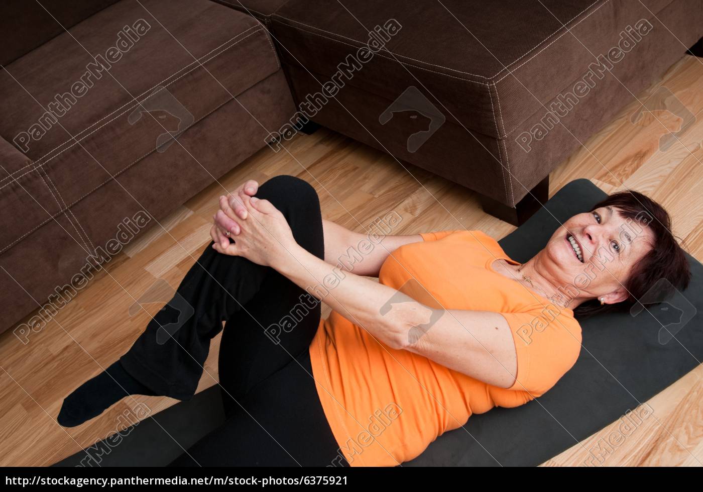 Altere Frau Fitness Training Zu Hause Stockfoto 6375921