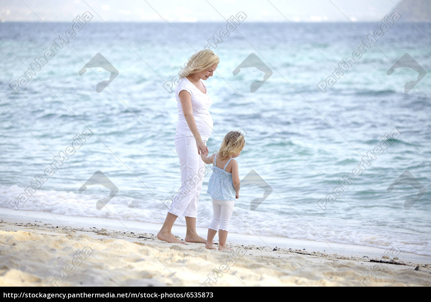 Junge Schwangere Mutter Mit Ihrer Tochter Am Strand - Lizenzfreies Bild ...