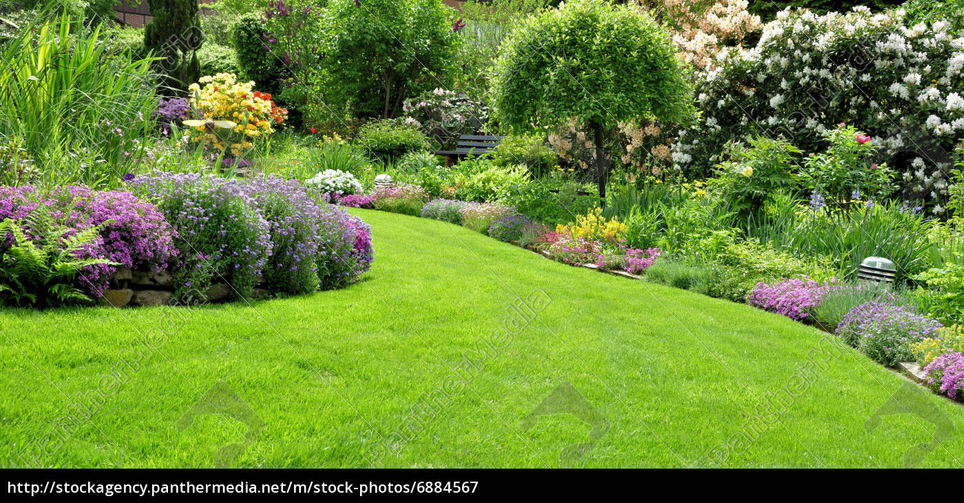 schöner Garten im Frühling Lizenzfreies Bild 6884567