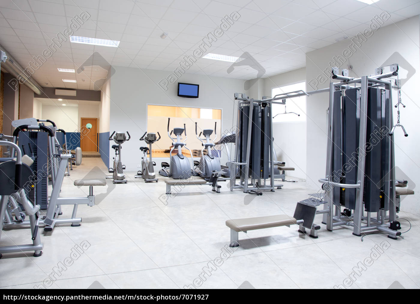 Fitnessclub Fitness Studio Mit Sportgeraten Innen Stockfoto Bildagentur Panthermedia