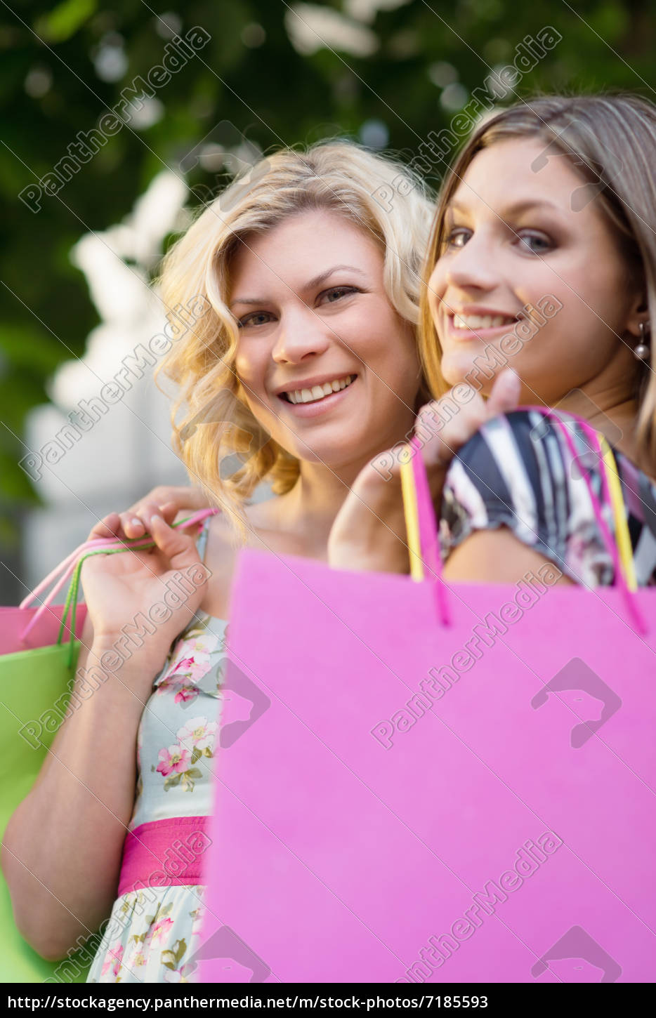 Zwei Freundinnen Lächeln Mit Einkaufstaschen Lizenzfreies Bild 7185593 Bildagentur 