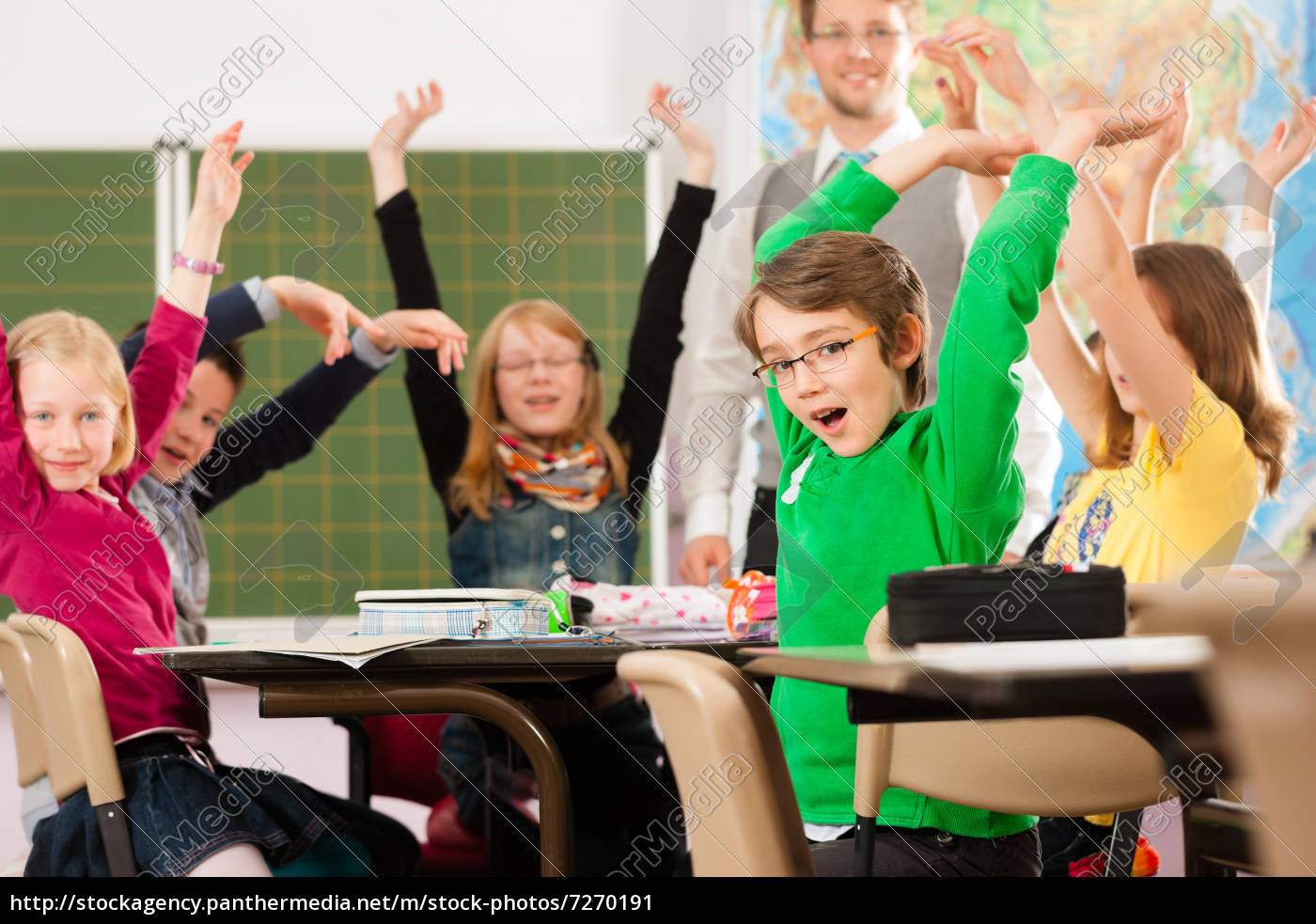 Schulkinder und Lehrer lernen an der Schule - Stockfoto - #7270191