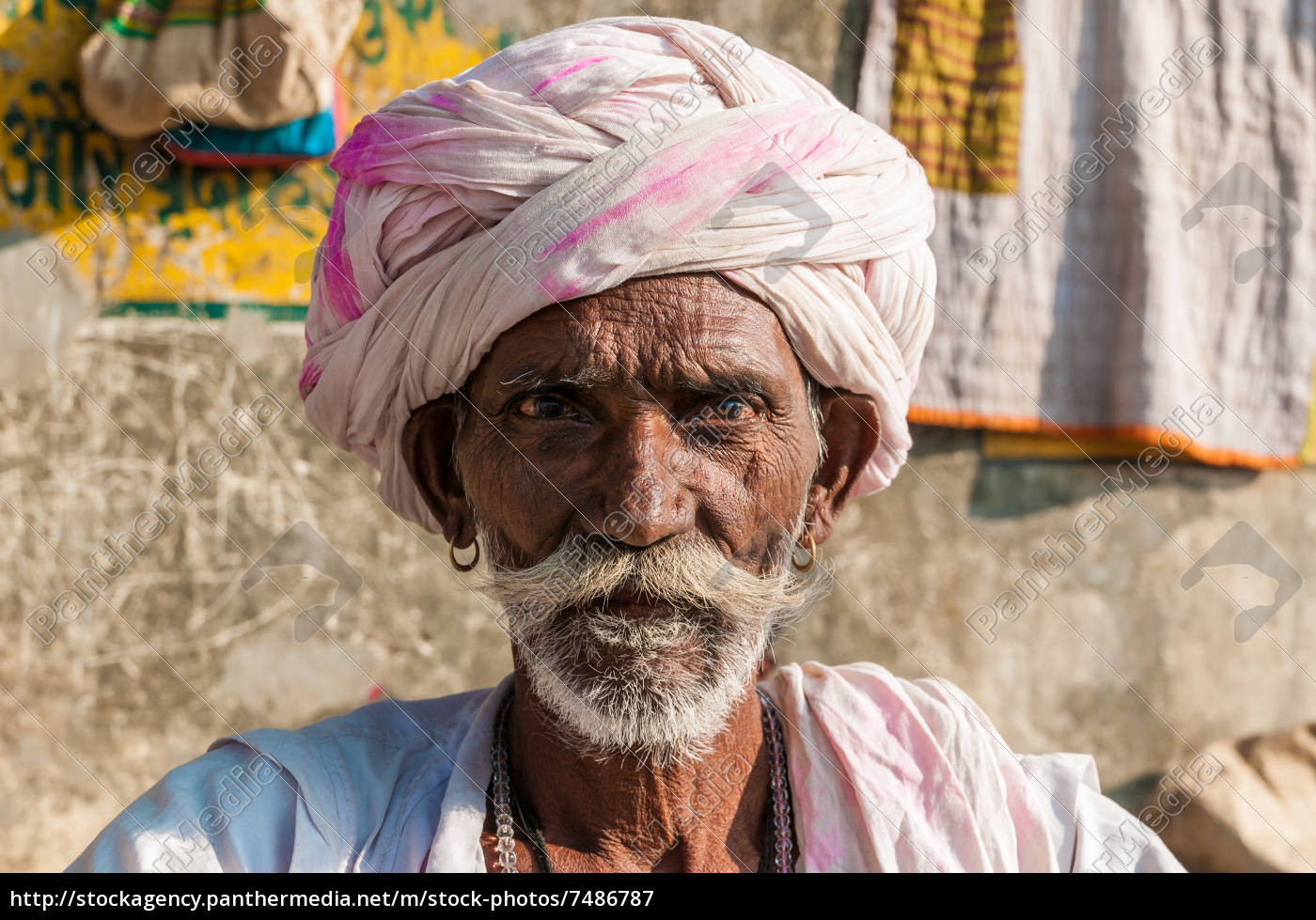 Ein Alter Sitzender Indischer Mann Mit Turban Und Lizenzfreies Bild Bildagentur Panthermedia