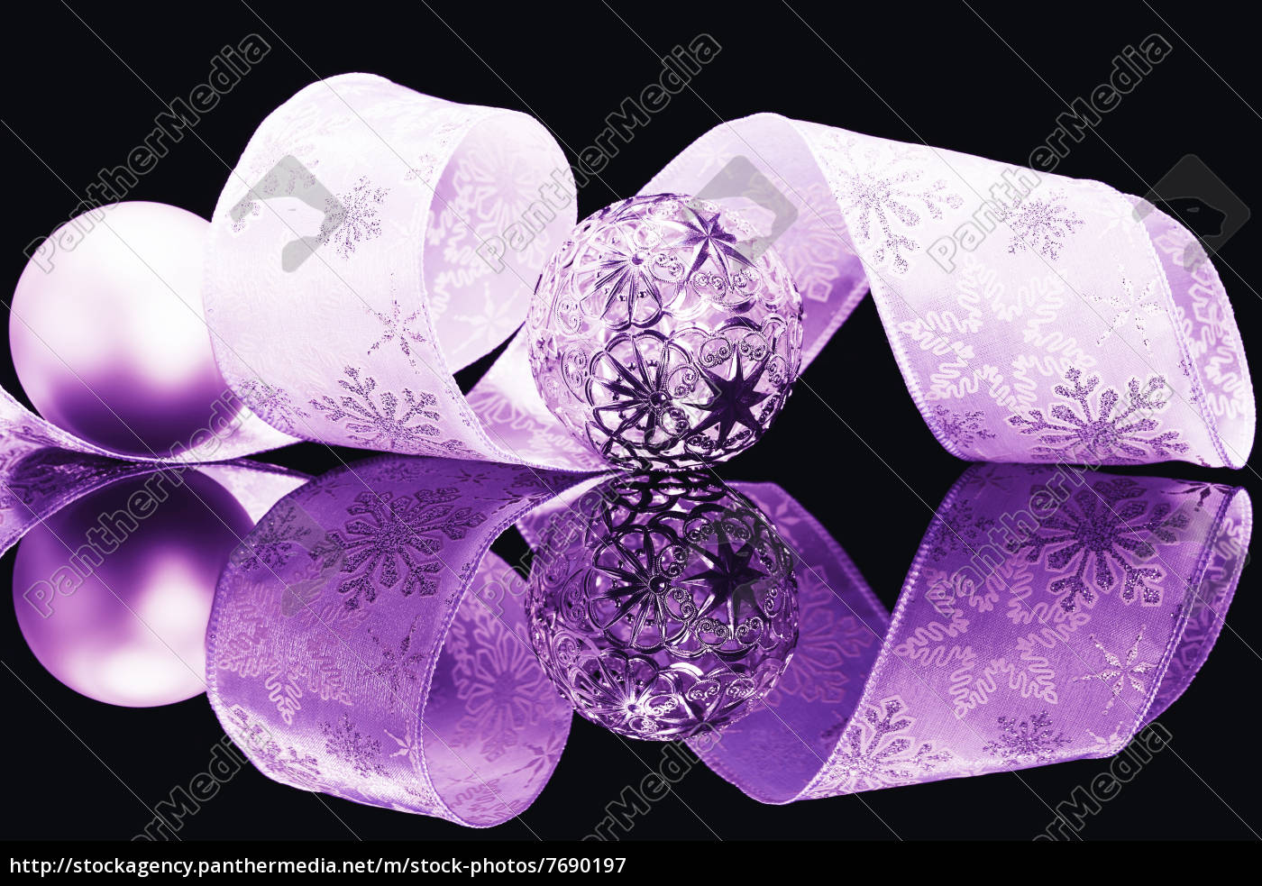 violette weihnachtskugeln und schleife Stockfoto 7690197