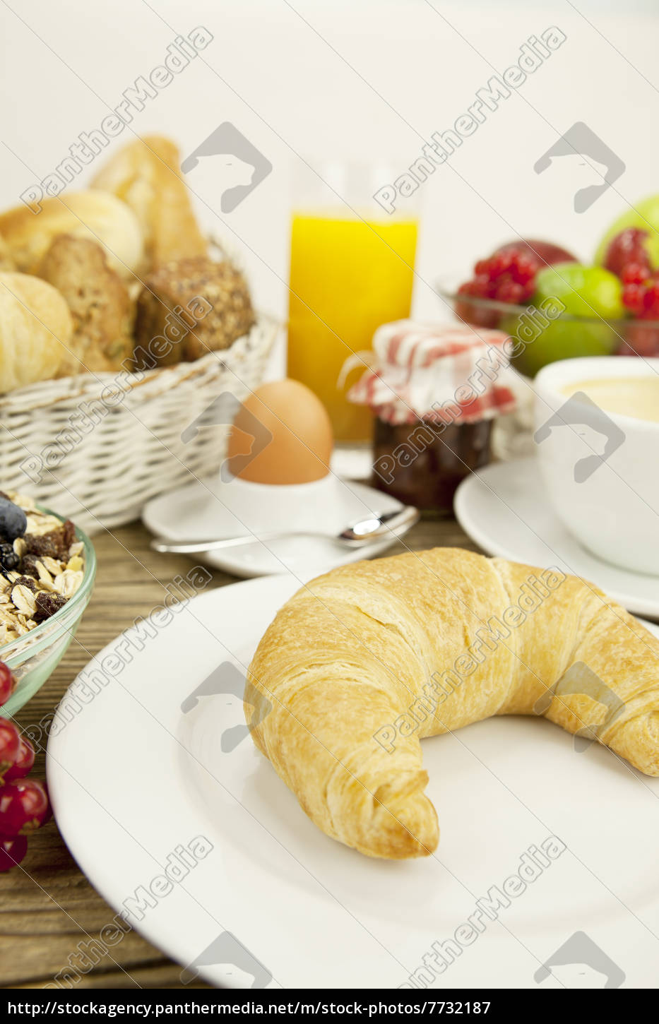 Franzosisches Fruhstuck Mit Croissant Saft Und Lizenzfreies Bild Bildagentur Panthermedia