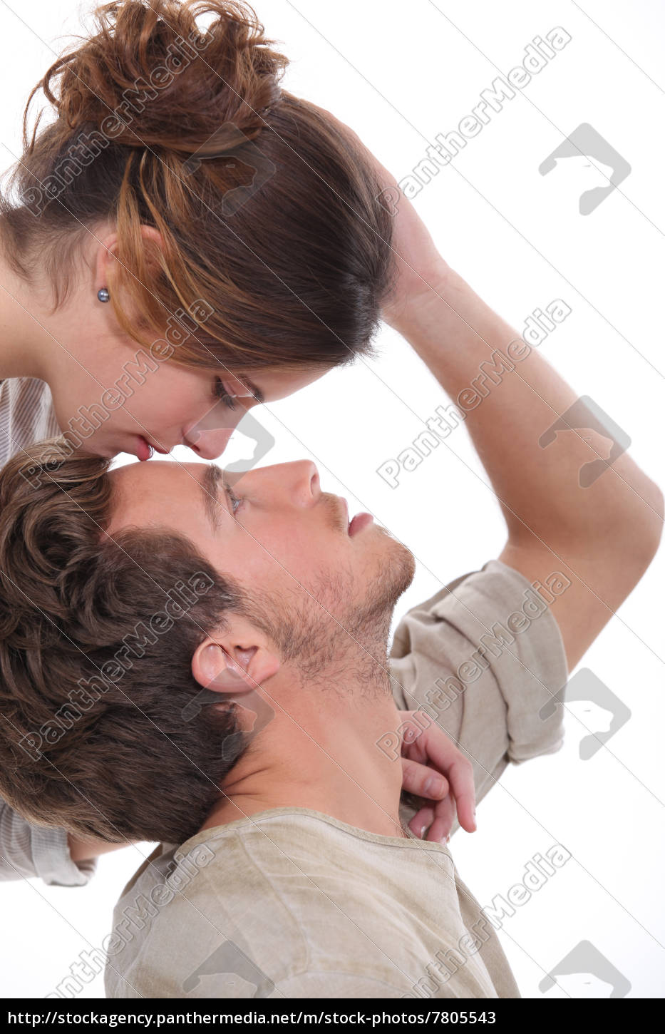 Frau küsst Mann auf der Stirn
