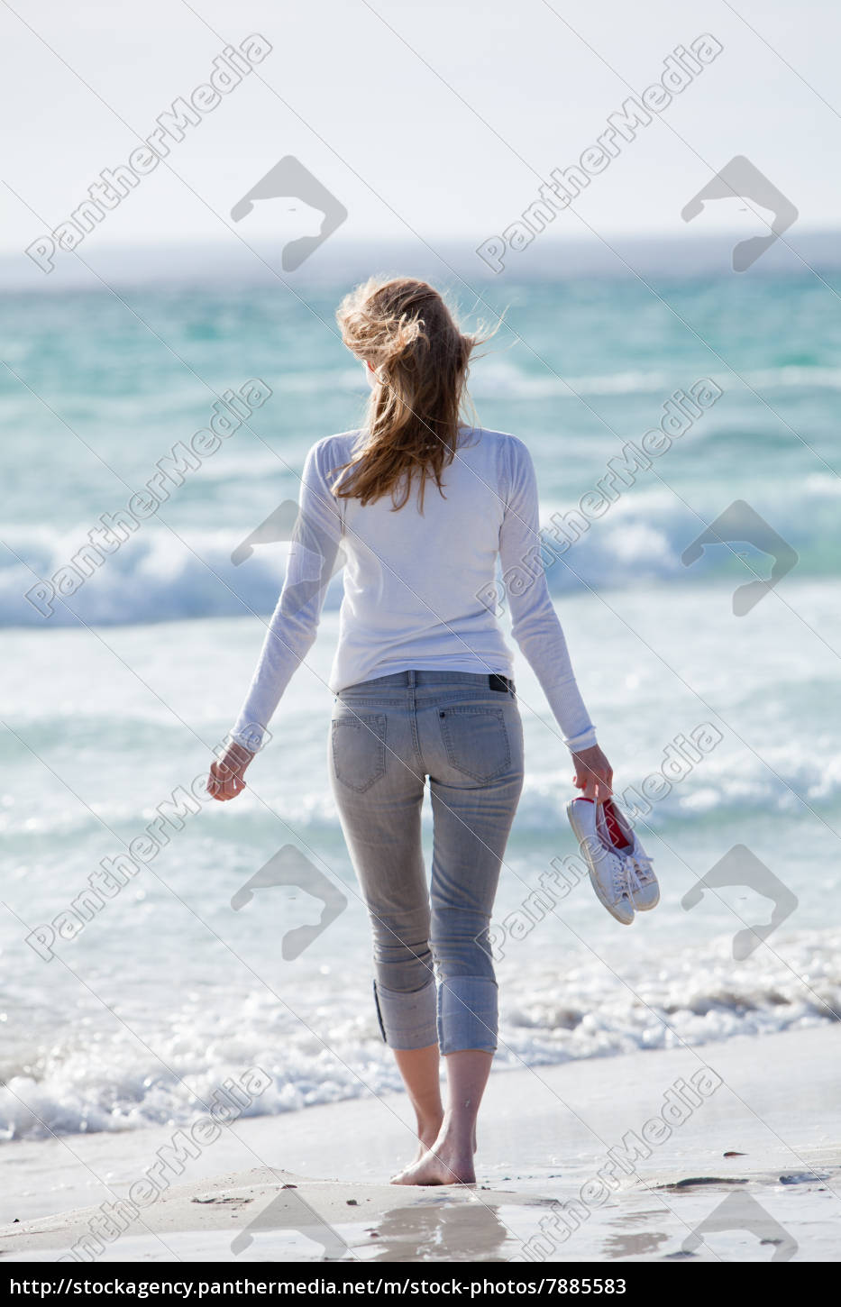 Junge Hübsche Frau Spaziert Am Strand Im Sand Im Lizenzfreies Bild 7885583 Bildagentur 