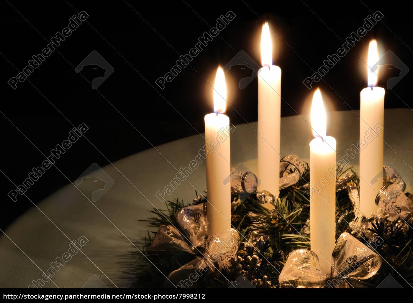 adventskranz mit brennenden kerzen - Lizenzfreies Foto - #7998212