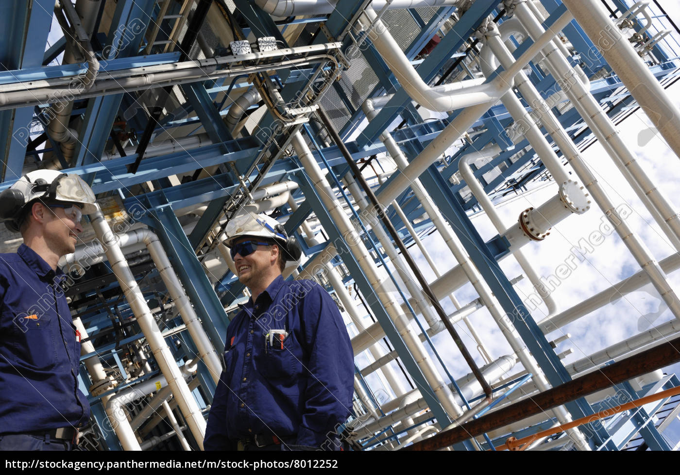 ölarbeiter mit pipelines bau Lizenzfreies Foto 8012252