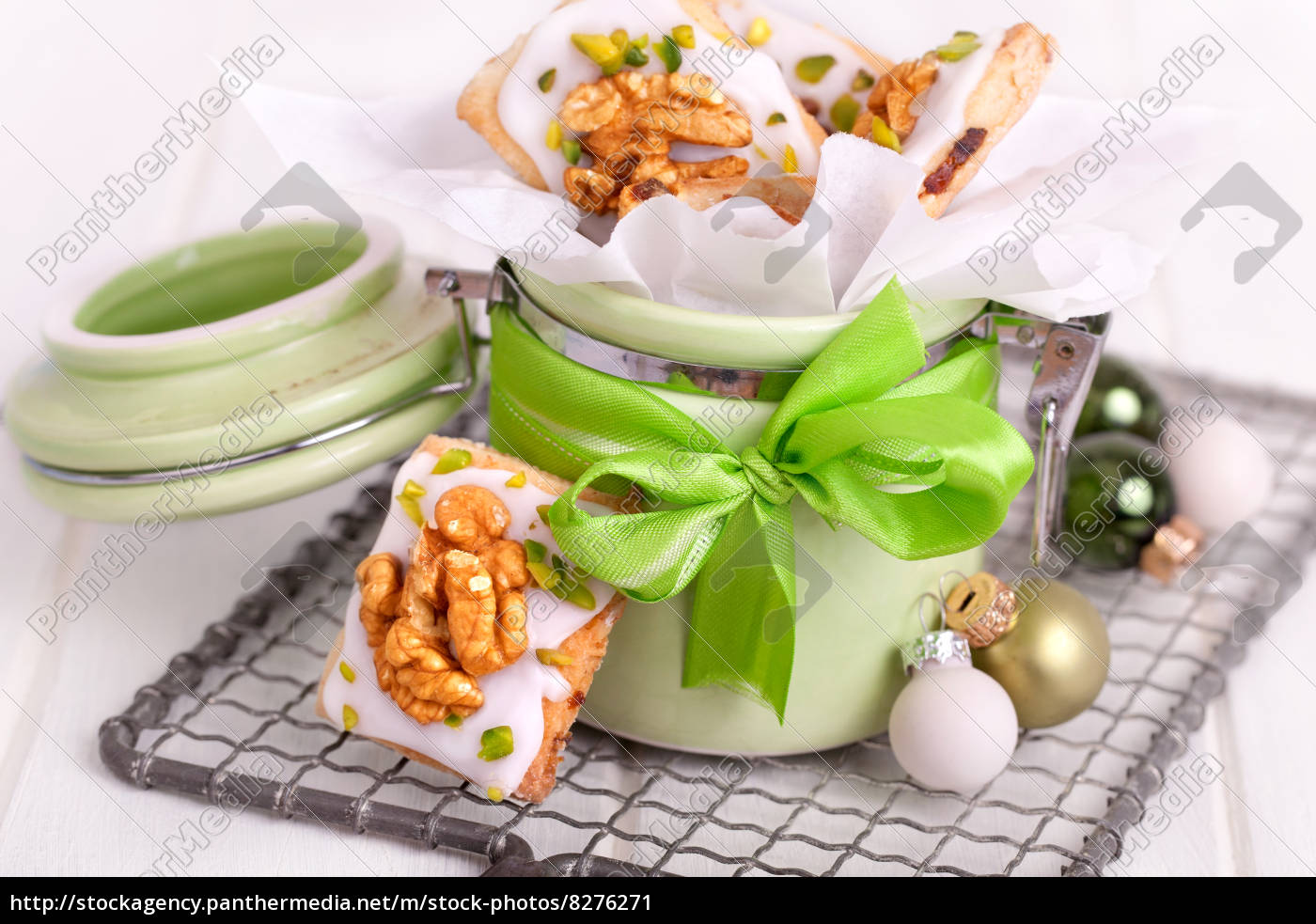 Weihnachtskekse mit Nüssen und Pistazien Stockfoto 8276271