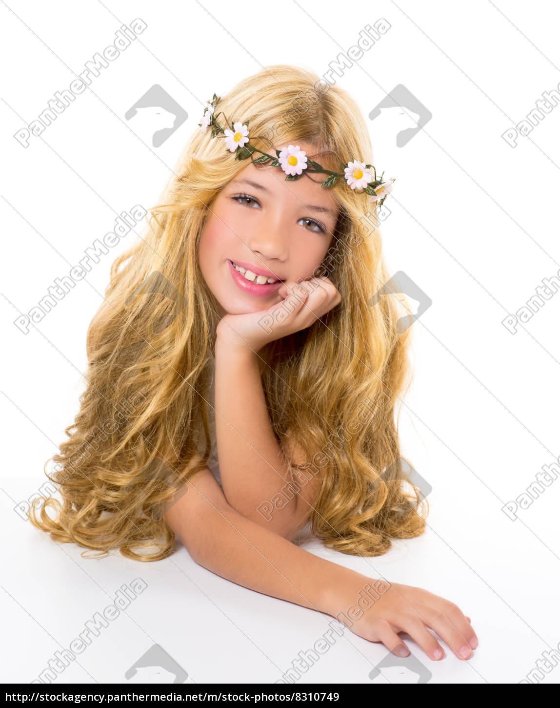 Kinder Blonde Mädchen Mit Frühling Gänseblümchen Lizenzfreies Bild 8310749 Bildagentur 