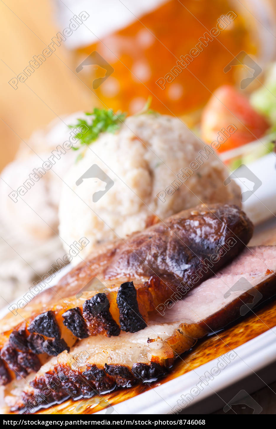 Bayerischer Schweinebraten mit Semmelknödel - Lizenzfreies Foto ...