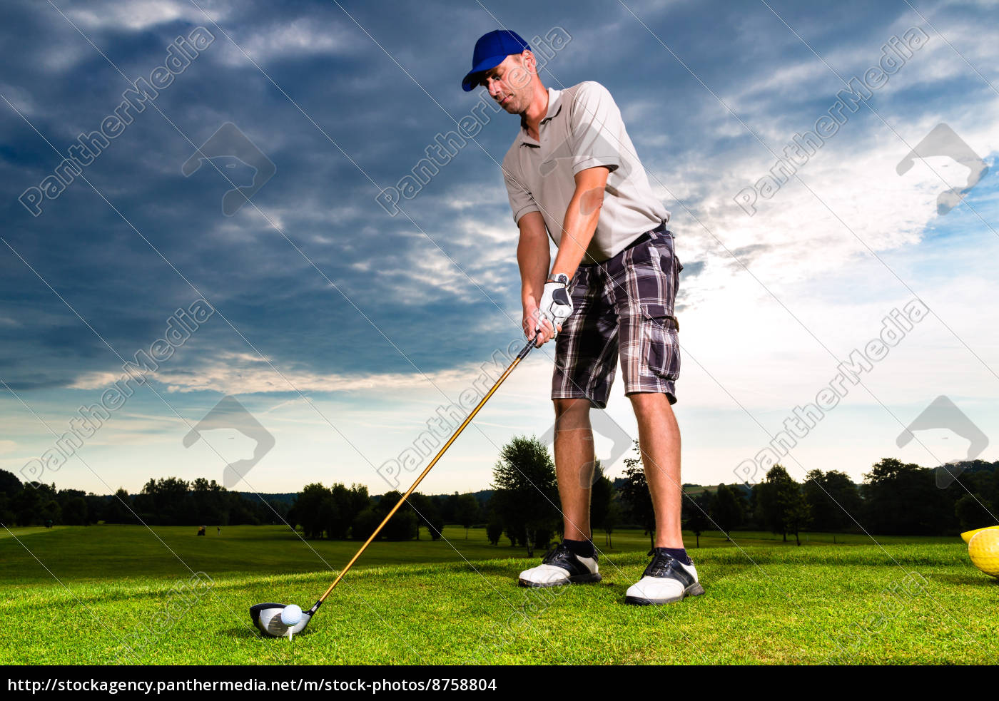 Junger Golf Spieler Am Golfplatz Beim Abschlag Lizenzfreies Foto Bildagentur Panthermedia