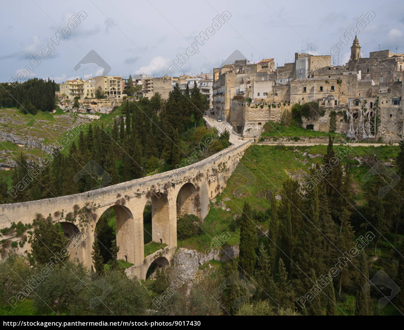 Römerbrücke Aquädukt in Gravina in Puglia - Stockfoto ...