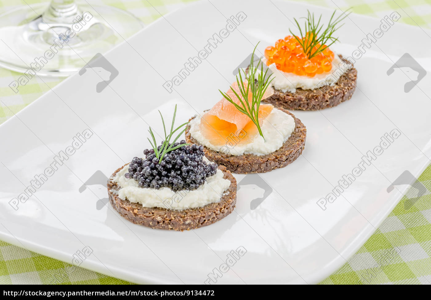 Canapes mit Lachs und Kaviar - Lizenzfreies Foto - #9134472 ...