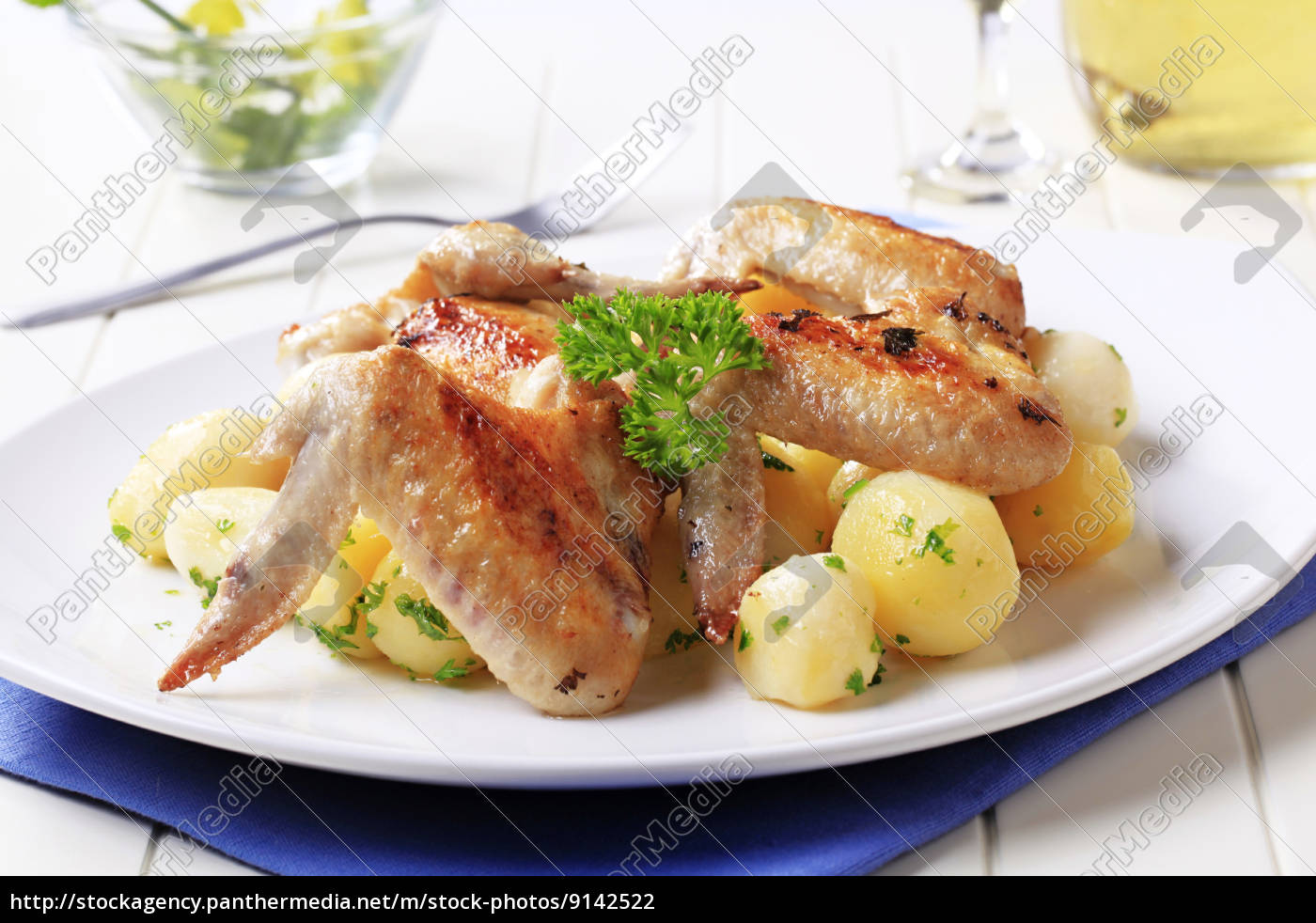 Gebratene Hähnchenflügel und Kartoffeln - Stock Photo - #9142522 ...