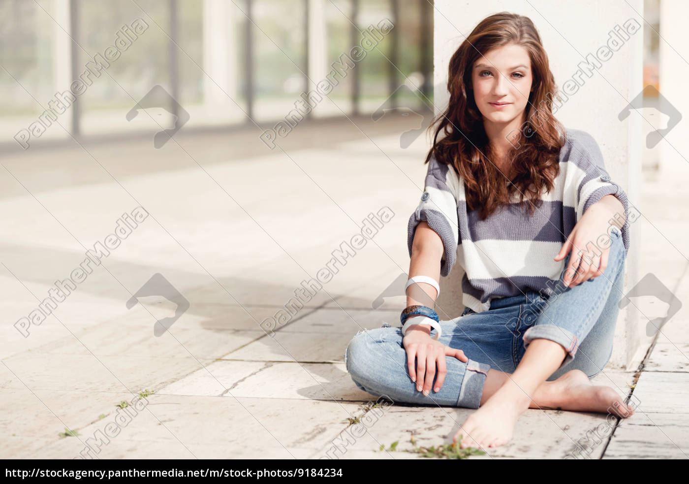 Attraktive Junge Brunette Frau Sitzt Barfuss Im Stock Photo Bildagentur Panthermedia