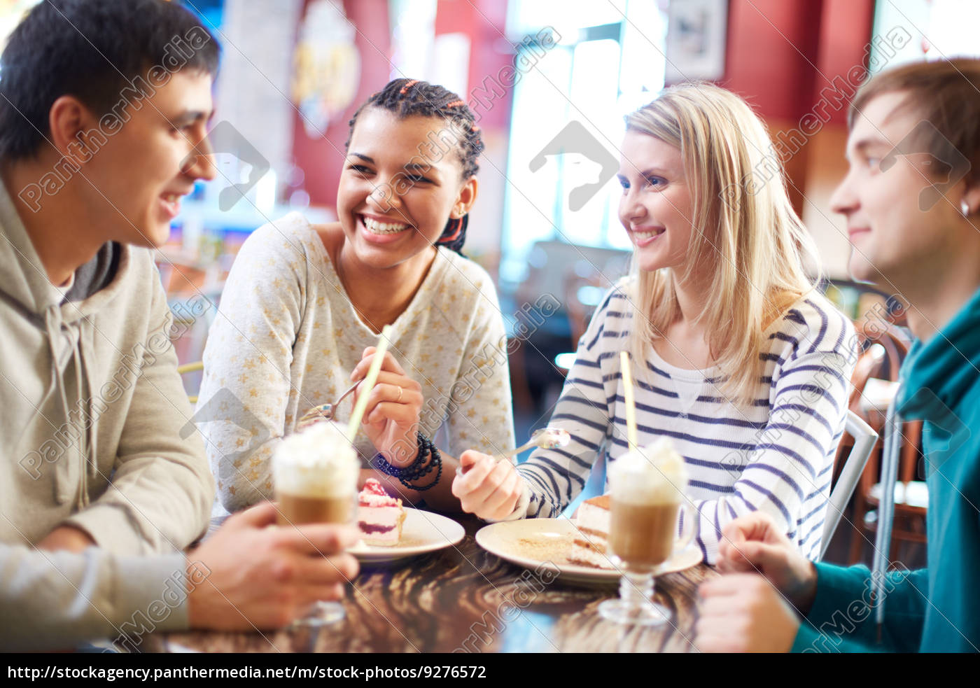 Friends in cafe - Lizenzfreies Foto - #9276572 | Bildagentur PantherMedia