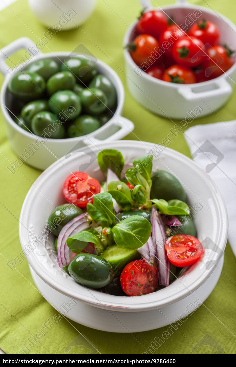 Köstlicher griechischer Salat mit grünen Oliven - Lizenzfreies Foto ...