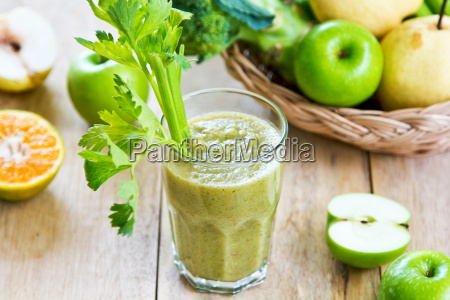 apple mit sellerie und brokkoli-smoothie - Lizenzfreies Foto #9444976 |  Bildagentur PantherMedia