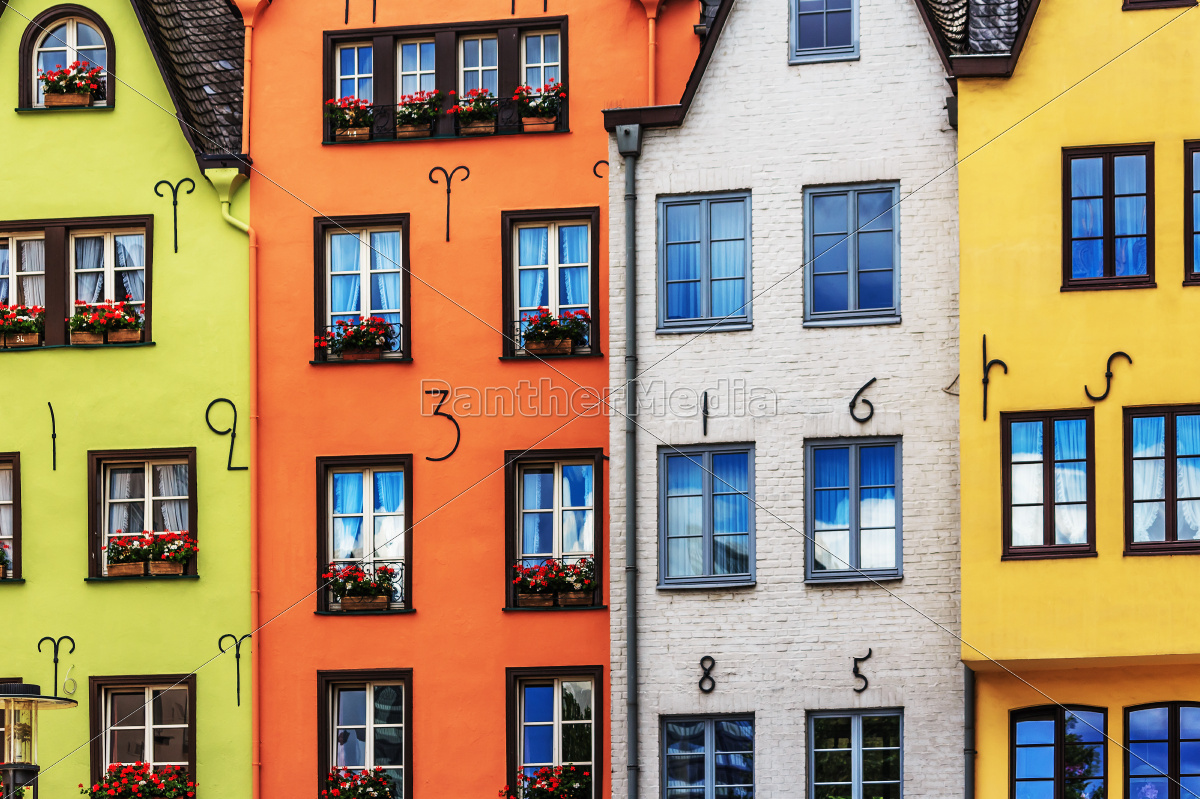 Bunte Häuser in Köln am Rhein Lizenzfreies Foto