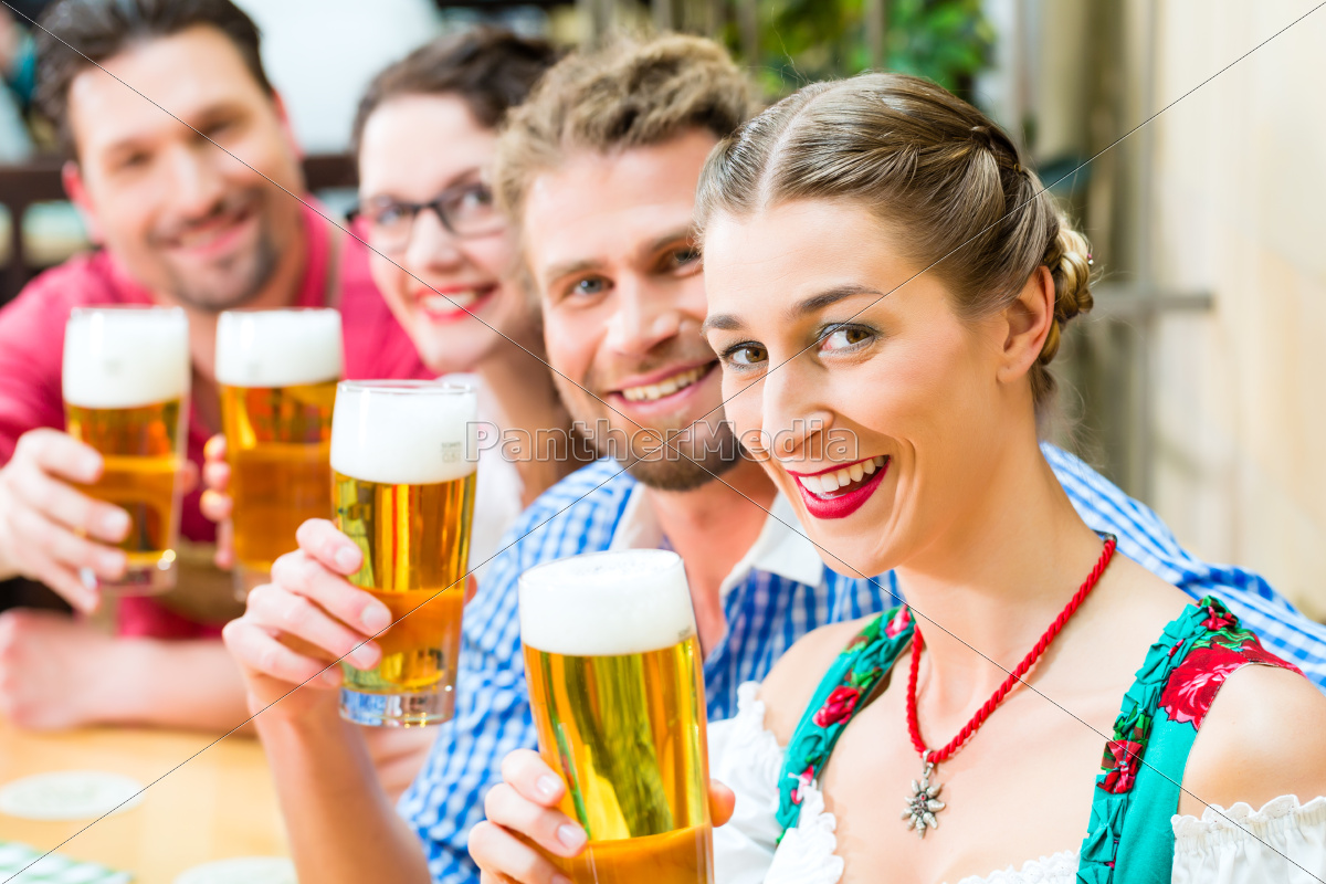 Freunde in Bayern trinken Bier in Wirtschaft Stock Photo 9876362