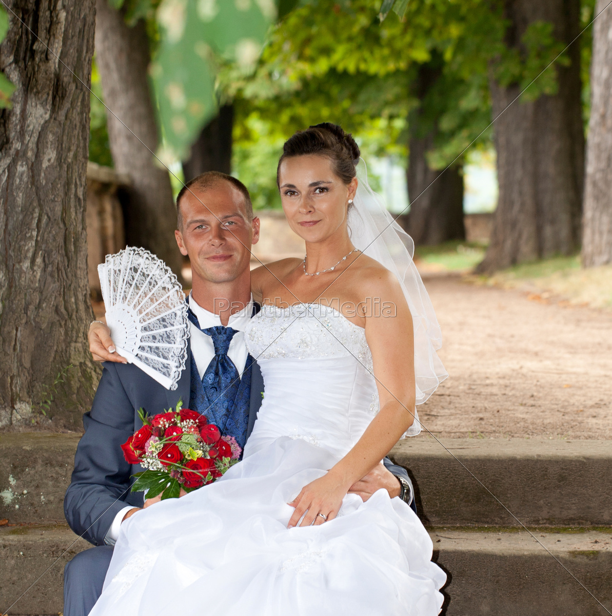 Hochzeitspaar Sitzt Im Schlosspark Stockfoto 954 Bildagentur Panthermedia