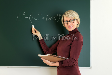 Lehrerin Steht An Tafel Und Unterrichtet - Stockfoto #9968190 ...