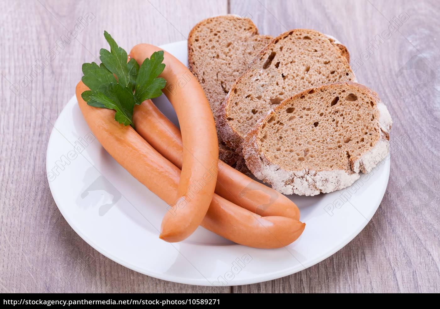 heisse wiener würstchen mit senf und dunklem brot - Stockfoto ...